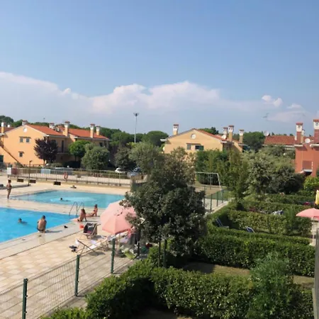 Charming Near The With Pool Διαμέρισμα